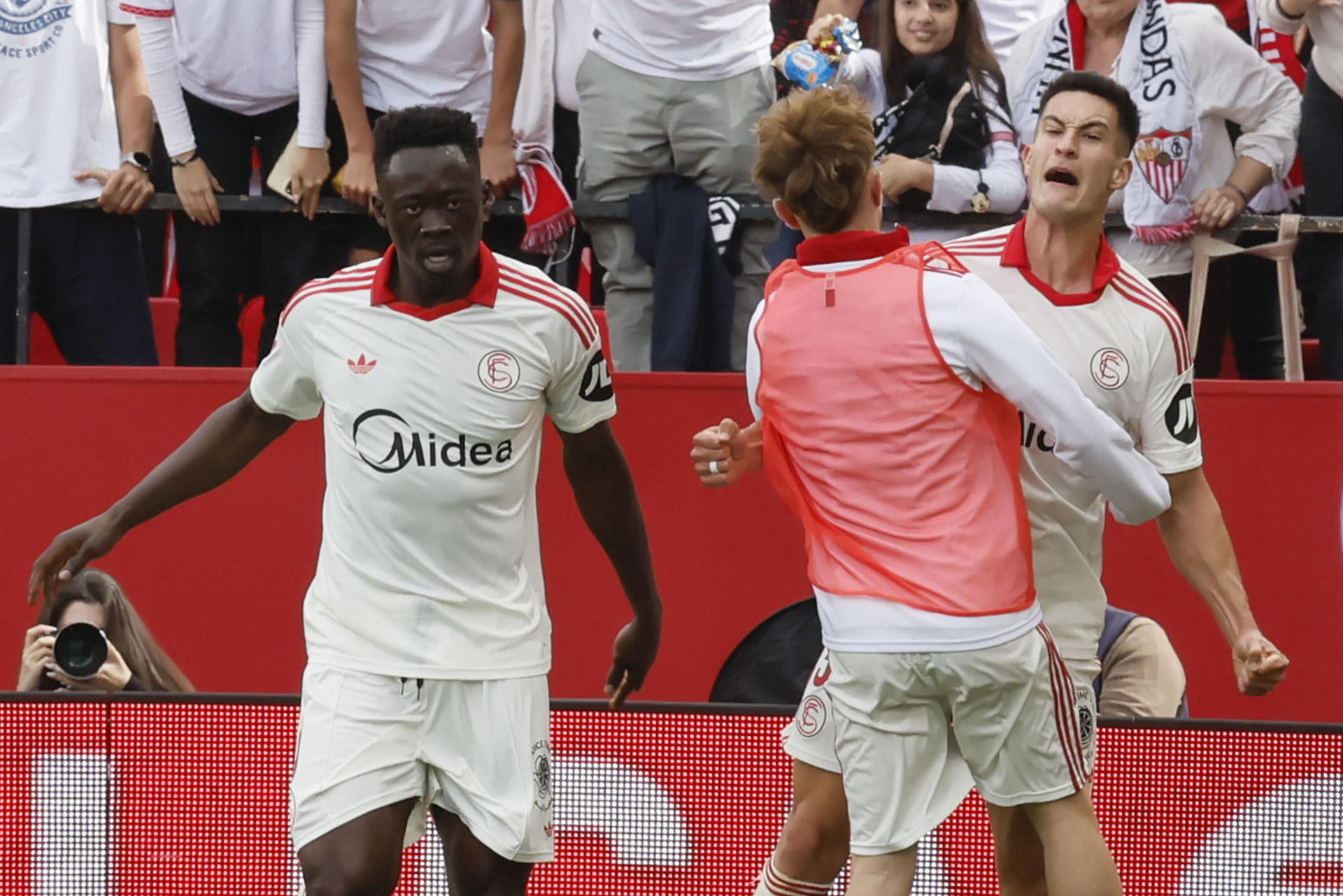 El jugador del Sevilla Andrés Castrín (d) celebra el gol conseguido ante el Espanyol durante el partido de LaLiga entre el Sevilla y el Espanyol, este sábado en el estadio Sanchez Pizjuan de Sevilla. EFE/José Manuel Vidal
