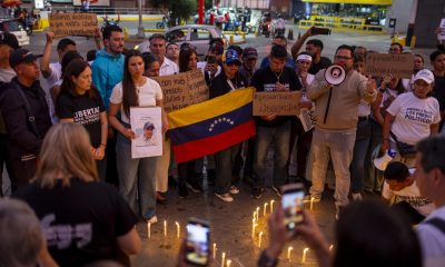 Personas sostienen carteles durante una manifestación por la libertad de presos políticos este domingo, en Caracas (Venezuela). EFE/ Miguel Gutiérrez
