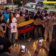 Personas sostienen carteles durante una manifestación por la libertad de presos políticos este domingo, en Caracas (Venezuela). EFE/ Miguel Gutiérrez