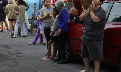 Personas salen a la calle al escuchar una alerta sísmica este lunes, en Ciudad de México (México). EFE/ Mario Guzmán
