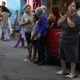 Personas salen a la calle al escuchar una alerta sísmica este lunes, en Ciudad de México (México). EFE/ Mario Guzmán