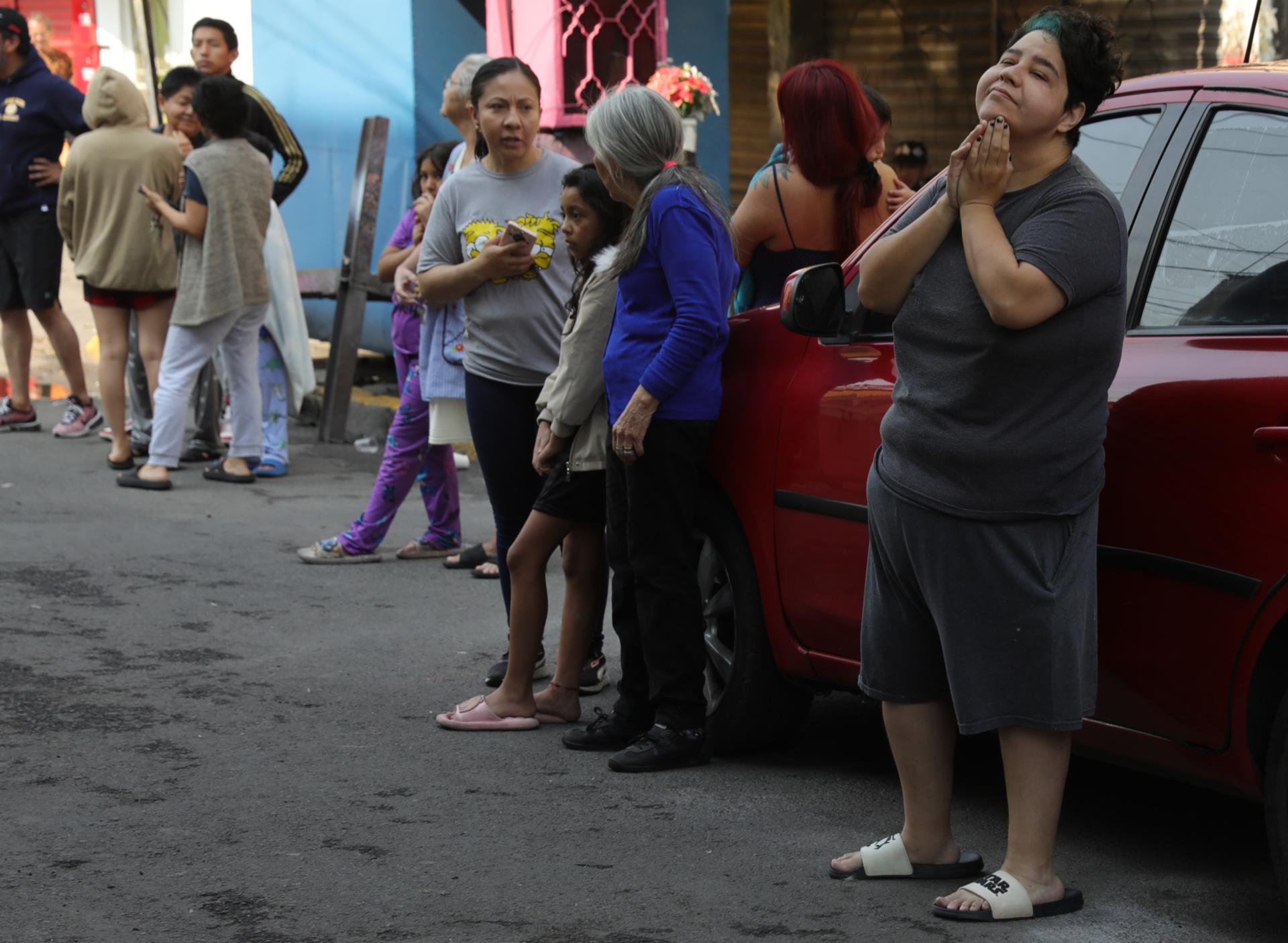 Personas salen a la calle al escuchar una alerta sísmica este lunes, en Ciudad de México (México). EFE/ Mario Guzmán