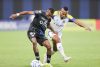 Justin Lerma (i) de Independiente del Valle, avanza ante la marca del colombiano Jáminton Campaz de Rosario Central este miércoles, en un partido de la última jornada de la fase de grupos de la Copa Libertadores jugado en Quito. EFE/ José Jácome
