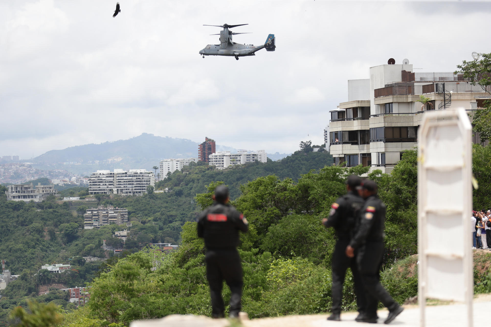 Integrantes del Servicio Bolivariano de Inteligencia Nacional observan un helicóptero Bell Boeing V-22 Osprey de Estados Unidos este sábado, en Caracas (Venezuela). EFE/ Ronald Peña R