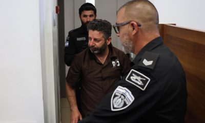 El activista hispanopalestino Saif Abukeshek (c), el pasado 3 de mayo a su llegada para asistir a su juicio por una extensión de prisión preventiva en el Tribunal de Magistrados de Ashkelon, en Israel, de donde fue liberado este sábado junto con el brasileño Thiago Ávila, ambos miembros de la Flotilla Global Sumud. EFE/EPA/ABIR SULTAN