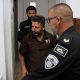 El activista hispanopalestino Saif Abukeshek (c), el pasado 3 de mayo a su llegada para asistir a su juicio por una extensión de prisión preventiva en el Tribunal de Magistrados de Ashkelon, en Israel, de donde fue liberado este sábado junto con el brasileño Thiago Ávila, ambos miembros de la Flotilla Global Sumud. EFE/EPA/ABIR SULTAN