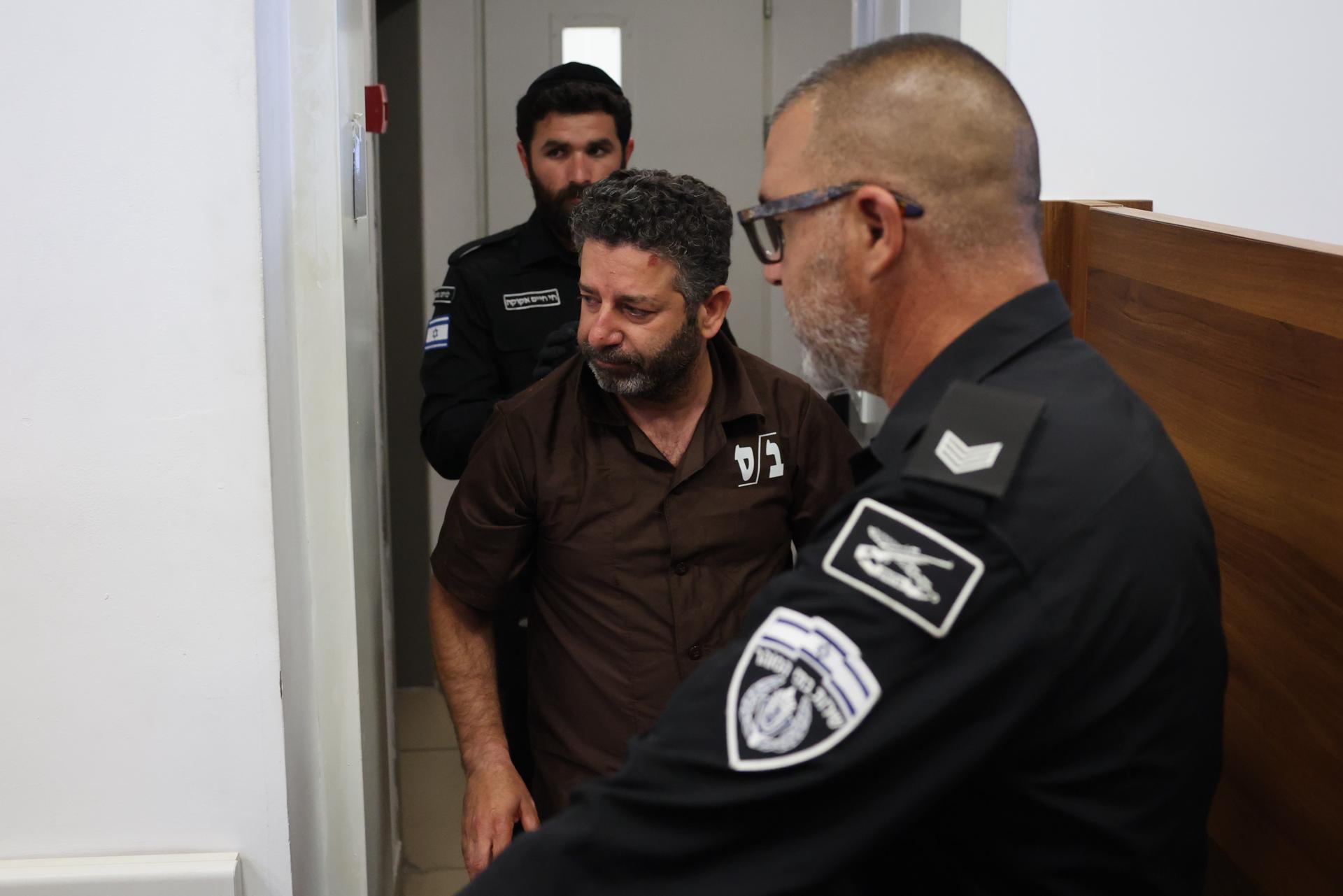 El activista hispanopalestino Saif Abukeshek (c), el pasado 3 de mayo a su llegada para asistir a su juicio por una extensión de prisión preventiva en el Tribunal de Magistrados de Ashkelon, en Israel, de donde fue liberado este sábado junto con el brasileño Thiago Ávila, ambos miembros de la Flotilla Global Sumud. EFE/EPA/ABIR SULTAN