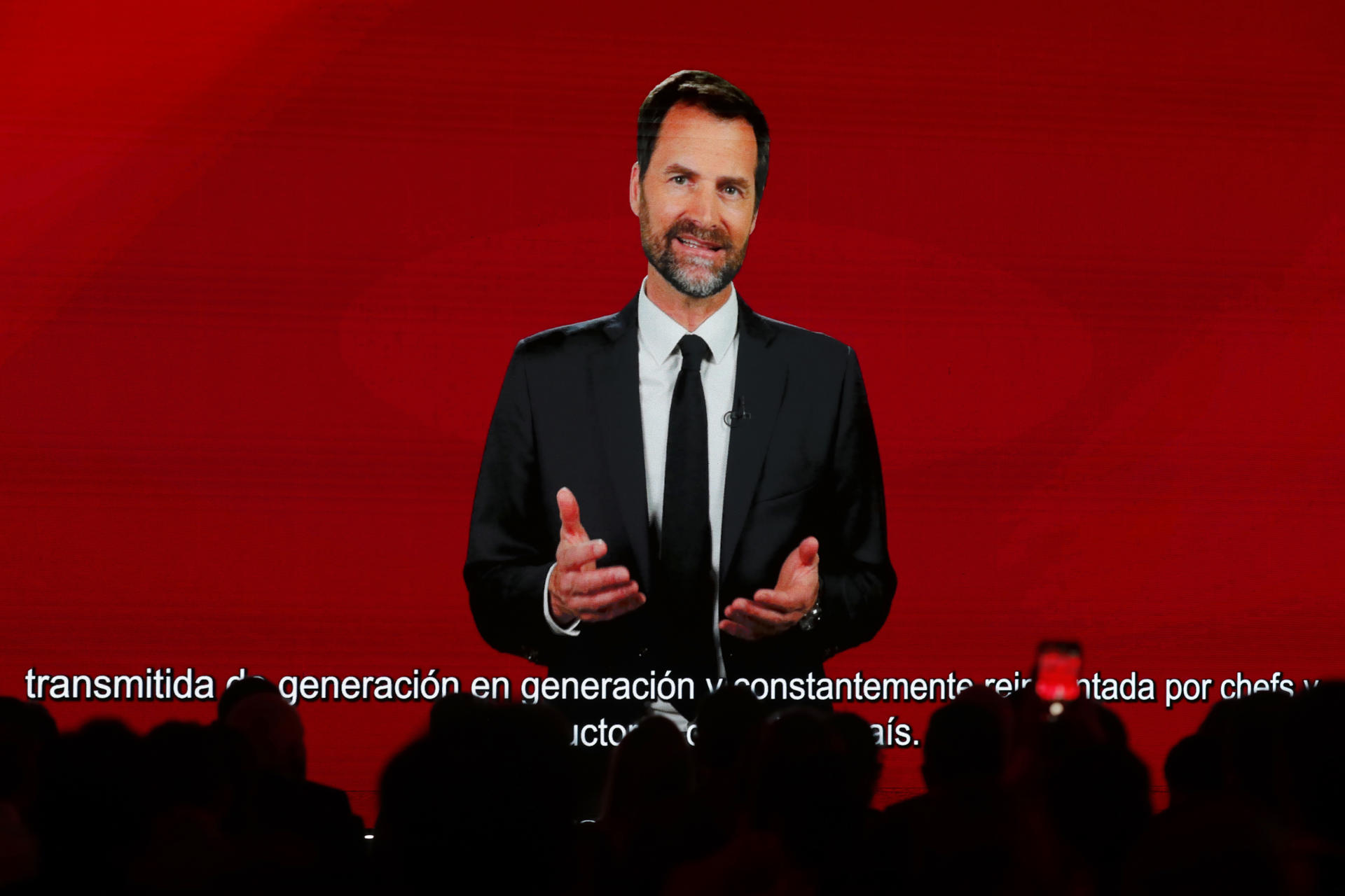 El director internacional de las Guías Michelin, Gwendal Poullennec (en pantalla), habla durante la ceremonia de entrega de Premios de la Guía Michelín este miércoles, en la ciudad de Guadalajara (México). EFE/ Francisco Guasco