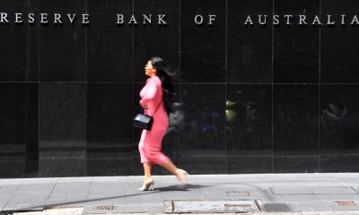 Imagen de archivo de una transeúnte frente a la sede del Banco de la Reserva de Australia (RBA) en Sídney, Australia, el 2 de noviembre de 2021. 
EFE/EPA/MICK TSIKAS AUSTRALIA AND NEW ZEALAND OUT[AUSTRALIA AND NEW ZEALAND OUT]