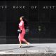 Imagen de archivo de una transeúnte frente a la sede del Banco de la Reserva de Australia (RBA) en Sídney, Australia, el 2 de noviembre de 2021. 
EFE/EPA/MICK TSIKAS AUSTRALIA AND NEW ZEALAND OUT[AUSTRALIA AND NEW ZEALAND OUT]