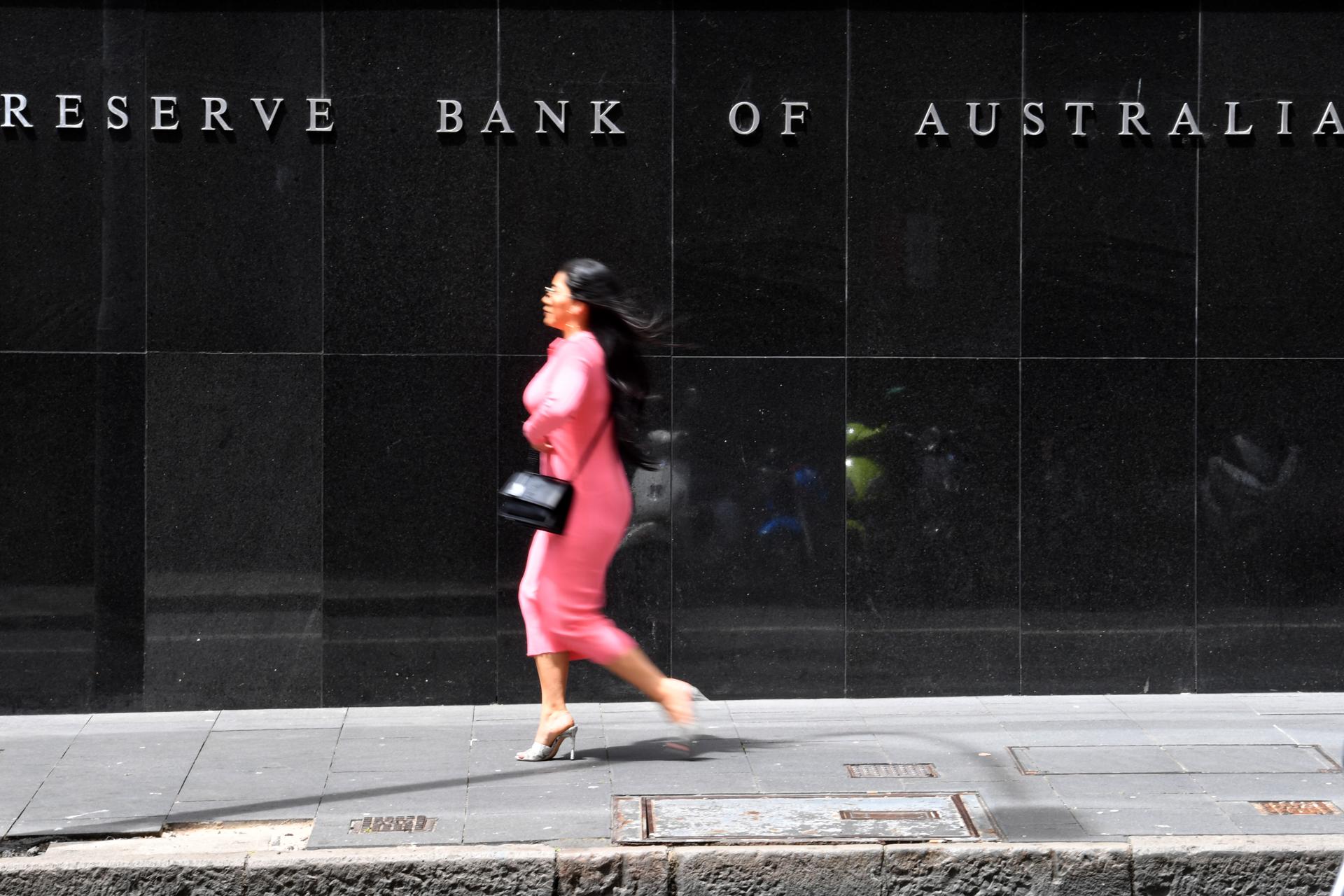 Imagen de archivo de una transeúnte frente a la sede del Banco de la Reserva de Australia (RBA) en Sídney, Australia, el 2 de noviembre de 2021. 
EFE/EPA/MICK TSIKAS AUSTRALIA AND NEW ZEALAND OUT[AUSTRALIA AND NEW ZEALAND OUT]