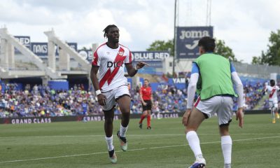 El jugador del Rayo Vallecano Randy Nteka celebra su gol contra el Getafe, durante el partido de la jornada 34 de LaLiga EA Sports entre el Getafe y el Rayo Vallecano, este domingo en el Estadio Coliseum.- EFE/ Kiko Huesca
