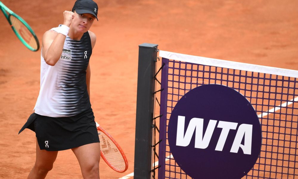 La tenista polaca Iga Swiatek celebra su triunfo de este viernes en el Abierto de Roma sobre la estadounidense Caty McNally (no en la foto). EFE/ETTORE FERRARI