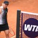 La tenista polaca Iga Swiatek celebra su triunfo de este viernes en el Abierto de Roma sobre la estadounidense Caty McNally (no en la foto). EFE/ETTORE FERRARI