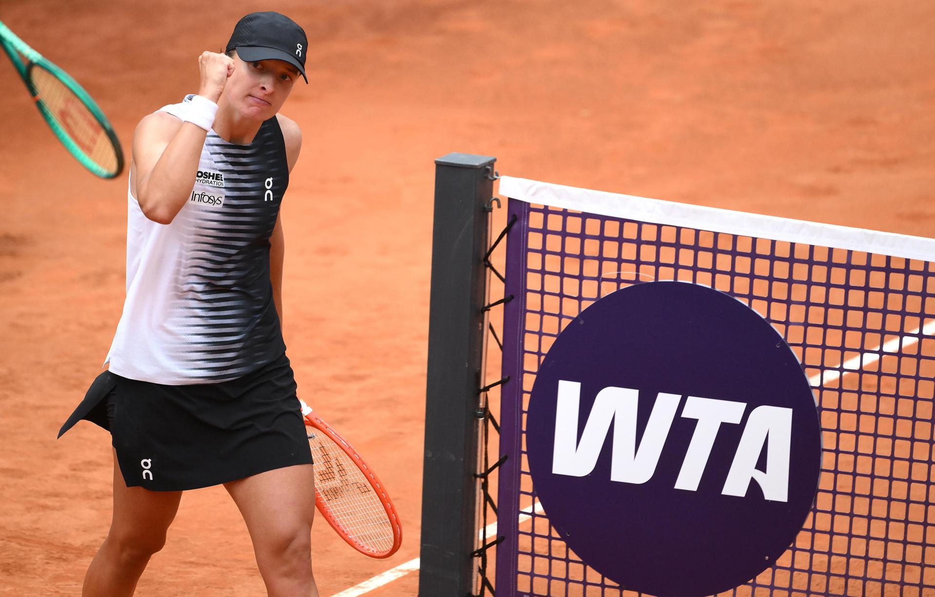 La tenista polaca Iga Swiatek celebra su triunfo de este viernes en el Abierto de Roma sobre la estadounidense Caty McNally (no en la foto). EFE/ETTORE FERRARI