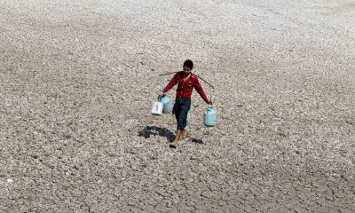 En la imagen de archivo, un niño acarrea unos bidones con agua en plena sequía a causa de El Niño en Mandalay, Birmania. EPA/HEIN HTET