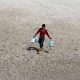 En la imagen de archivo, un niño acarrea unos bidones con agua en plena sequía a causa de El Niño en Mandalay, Birmania. EPA/HEIN HTET