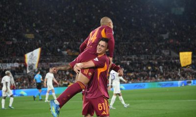 El jugador del Roma Niccolo Pisilli (d) celebra un gol con su compañero Donyell Malen durante el partido de la Serie A que han jugado AS Roma y ACF Fiorentina en Roma, Italia. EFE/EPA/ALESSANDRO DI MEO
