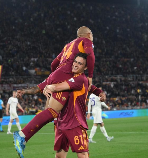 El jugador del Roma Niccolo Pisilli (d) celebra un gol con su compañero Donyell Malen durante el partido de la Serie A que han jugado AS Roma y ACF Fiorentina en Roma, Italia. EFE/EPA/ALESSANDRO DI MEO