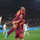 El jugador del Roma Niccolo Pisilli (d) celebra un gol con su compañero Donyell Malen durante el partido de la Serie A que han jugado AS Roma y ACF Fiorentina en Roma, Italia. EFE/EPA/ALESSANDRO DI MEO