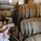 Turistas visitan la cava de la destilería Don Tomás, este sábado (ayer), en el poblado de Tequila en Jalisco (México). EFE/ Francisco Guasco