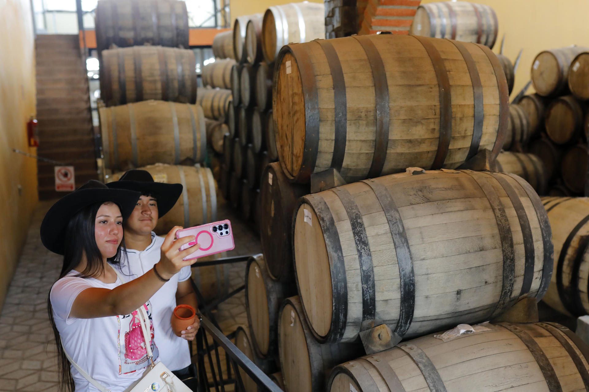 Turistas visitan la cava de la destilería Don Tomás, este sábado (ayer), en el poblado de Tequila en Jalisco (México). EFE/ Francisco Guasco
