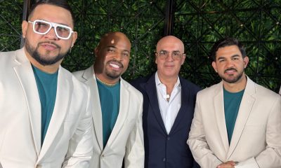 Los integrantes del Grupo Niche Adolfo 'Fito' Echeverría (i), Luis Araque (2-i), y Alejandro Iñigo (d), posan junto al director musical de la agrupación, José Aguirre, durante una entrevista con EFE este martes, en Miami (EE.UU.). EFE/Alicia Civita