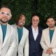 Los integrantes del Grupo Niche Adolfo 'Fito' Echeverría (i), Luis Araque (2-i), y Alejandro Iñigo (d), posan junto al director musical de la agrupación, José Aguirre, durante una entrevista con EFE este martes, en Miami (EE.UU.). EFE/Alicia Civita