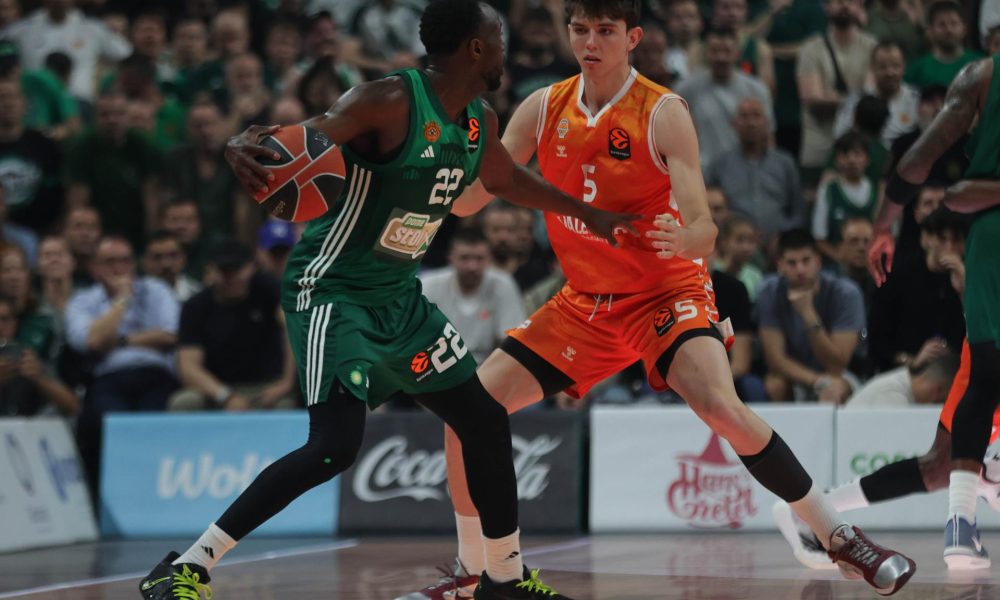 Sergio de Larrea (d), del Valencia, defiende con intensidad ante Jerian Grant (i), del Panathinaikos. EFE/EPA/PETE ANDREOU