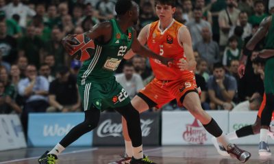 Sergio de Larrea (d), del Valencia, defiende con intensidad ante Jerian Grant (i), del Panathinaikos. EFE/EPA/PETE ANDREOU