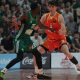 Sergio de Larrea (d), del Valencia, defiende con intensidad ante Jerian Grant (i), del Panathinaikos. EFE/EPA/PETE ANDREOU