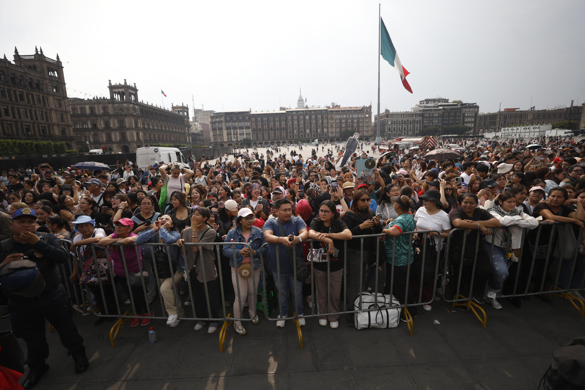 Miles de personas asisten a la visita de los integrantes del grupo surcoreano de K-pop BTS este miércoles, en el Palacio Nacional de Ciudad de México (México). EFE/Sáshenka Gutiérrez