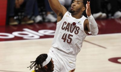 Fotografía del 7 de mayo de 2025 en la que se observa al escolta de los Cleveland Cavaliers Donovan Mitchell (d). EFE/DAVID MAXWELL PROHIBIDO SU USO EN SHUTTERSTOCK