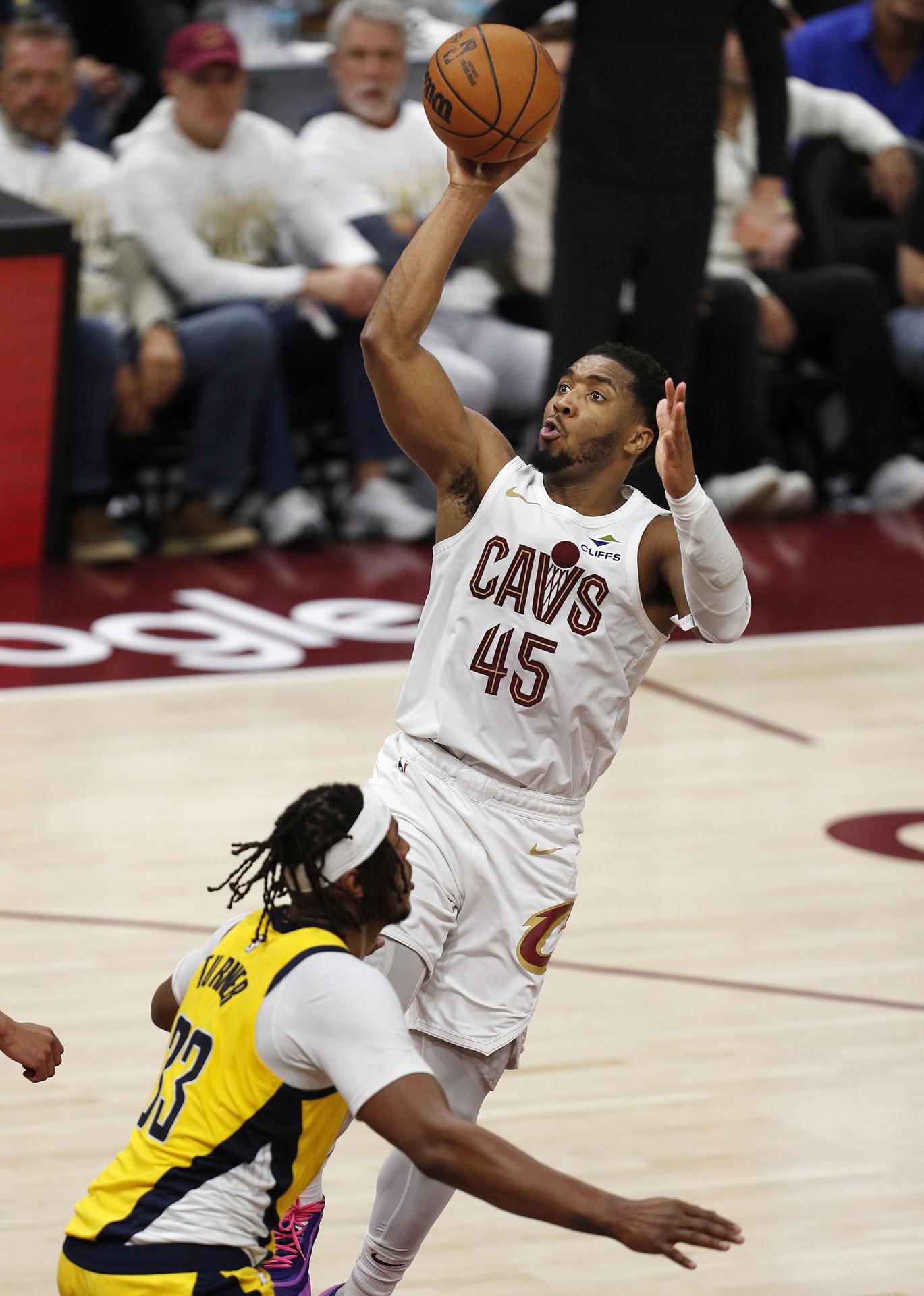 Fotografía del 7 de mayo de 2025 en la que se observa al escolta de los Cleveland Cavaliers Donovan Mitchell (d). EFE/DAVID MAXWELL PROHIBIDO SU USO EN SHUTTERSTOCK
