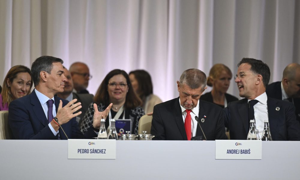 El presidente del Gobierno español, Pedro Sánchez (i), junto al primer ministro checo Andrej Babis (2d) y el primer ministro neerlandés, Mark Rutte (d), en el marco de la cumbre de la Comunidad Política Europea que se celebra en Ereván, Armenia. EFE/ Borja Puig De La  Bellacasa SOLO USO EDITORIAL/SOLO DISPONIBLE PARA ILUSTRAR LA NOTICIA QUE ACOMPAÑA (CRÉDITO OBLIGATORIO)
