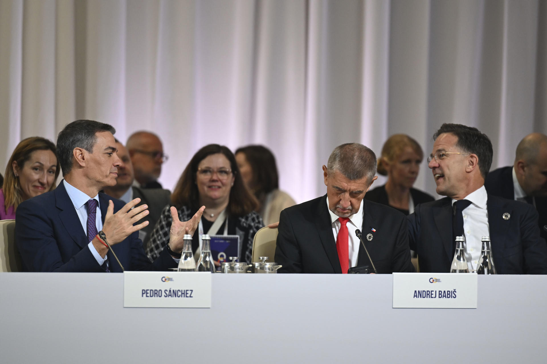 El presidente del Gobierno español, Pedro Sánchez (i), junto al primer ministro checo Andrej Babis (2d) y el primer ministro neerlandés, Mark Rutte (d), en el marco de la cumbre de la Comunidad Política Europea que se celebra en Ereván, Armenia. EFE/ Borja Puig De La  Bellacasa SOLO USO EDITORIAL/SOLO DISPONIBLE PARA ILUSTRAR LA NOTICIA QUE ACOMPAÑA (CRÉDITO OBLIGATORIO)