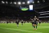 El jugador del Leeds United Dominic Calvert-Lewin (d) celebra el gol con sus compañeros durante el partido de la Premier League que han jugado Tottenham Hotspur y Leeds United, en Londres. EFE/EPA/DANIEL HAMBURY
