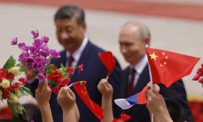 El presidente ruso, Vladimir Putin (d), y su homólogo chino, Xi Jinping (i), durante la visita del líder de Moscú en Pekín.
EFE/EPA/Maxim Shemetov / POOL