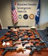 Fotografía cedida por el Departamento de Justicia de Estados Unidos que muestra armas de fuego incautadas a miembros de la organización criminal transnacional Tren de Aragua (TdA) en el Distrito Medio de Tennessee (EE.UU.).EFE/ Departamento Justicia EE.UU.
