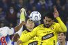 Juan Francisco Rossel (i) de la Universidad Católica disputa el balón con Cristian Báez de Barcelona este jueves, durante un partido de laquinta jornada de la fase de grupos de la Copa Libertadores jugado en el estadio Claro Arena de Santiago. EFE/ Elvis González