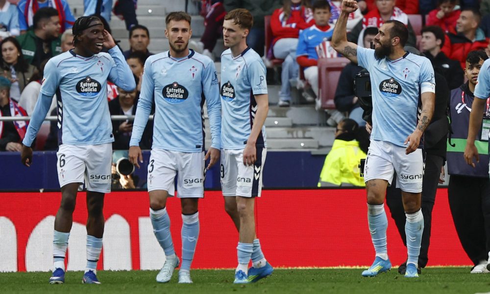 El delantero del Celta, Borja Iglesias (d), celebra el primer gol del equipo gallego durante el partido de LaLiga entre el Atlético de Madrid y el Celta, este sábado en el estadio Metropolitano, en Madrid. EFE/ Sergio Pérez