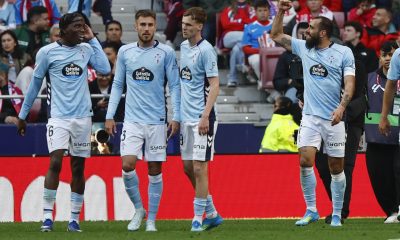 El delantero del Celta, Borja Iglesias (d), celebra el primer gol del equipo gallego durante el partido de LaLiga entre el Atlético de Madrid y el Celta, este sábado en el estadio Metropolitano, en Madrid. EFE/ Sergio Pérez