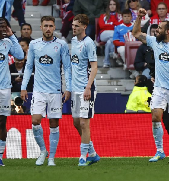 El delantero del Celta, Borja Iglesias (d), celebra el primer gol del equipo gallego durante el partido de LaLiga entre el Atlético de Madrid y el Celta, este sábado en el estadio Metropolitano, en Madrid. EFE/ Sergio Pérez