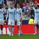 El delantero del Celta, Borja Iglesias (d), celebra el primer gol del equipo gallego durante el partido de LaLiga entre el Atlético de Madrid y el Celta, este sábado en el estadio Metropolitano, en Madrid. EFE/ Sergio Pérez