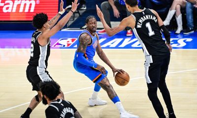 El escolta/alero de Oklahoma City Thunder Jalen Williams (C) avanza contra el escolta Dylan Harper (I) y el alero/pívot Victor Wembanyama (D), de San Antonio Spurs, durante el partido 1 de las Finales de la Conferencia Oeste de la NBA. EFE/EPA/GERALD LEONG