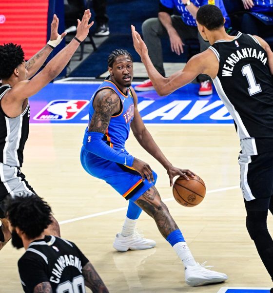 El escolta/alero de Oklahoma City Thunder Jalen Williams (C) avanza contra el escolta Dylan Harper (I) y el alero/pívot Victor Wembanyama (D), de San Antonio Spurs, durante el partido 1 de las Finales de la Conferencia Oeste de la NBA. EFE/EPA/GERALD LEONG
