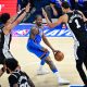 El escolta/alero de Oklahoma City Thunder Jalen Williams (C) avanza contra el escolta Dylan Harper (I) y el alero/pívot Victor Wembanyama (D), de San Antonio Spurs, durante el partido 1 de las Finales de la Conferencia Oeste de la NBA. EFE/EPA/GERALD LEONG