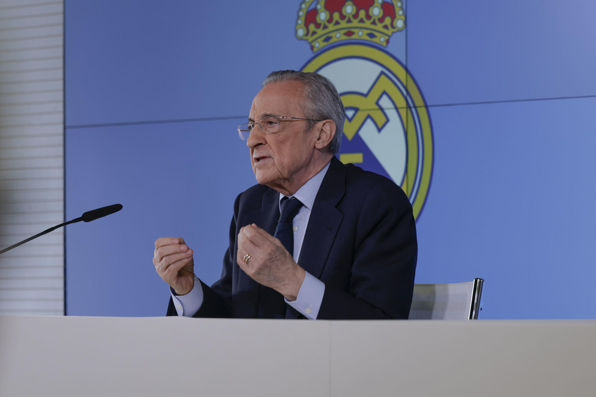El presidente del Real Madrid, Florentino Pérez, ofrece una rueda de prensa este martes, en Madrid. Florentino Pérez afirmó este martes que no va a dimitir e informó de que ha pedido a la junta electoral que inicie el proceso electoral a las elecciones a la junta directiva a la que se va a presentar. EFE/ Juanjo Martín
