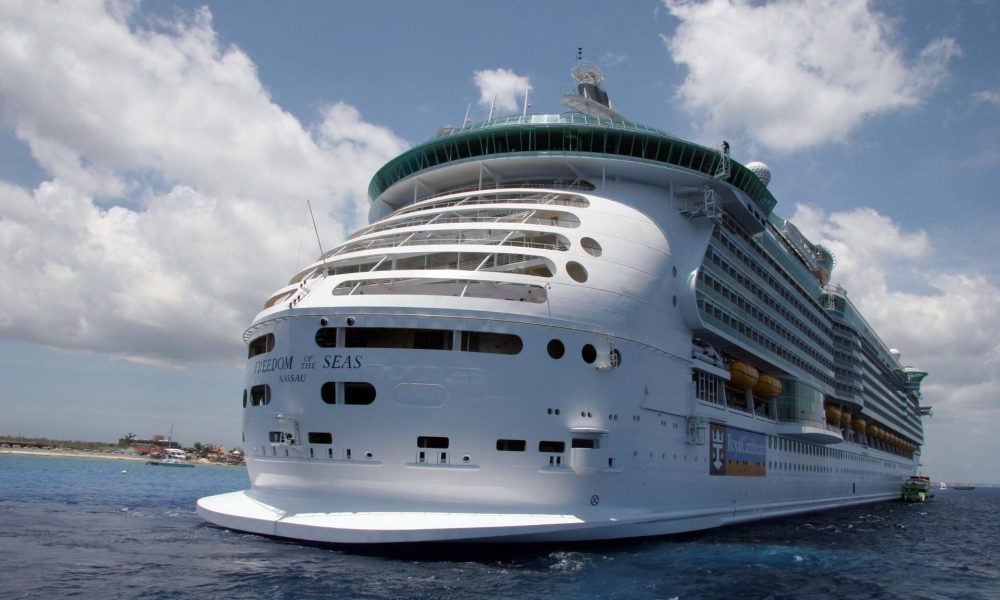 Un crucero fondea cerca de la Isla de Cozumel (México). Imagen de archivo. EFE/Amaranta Prieto