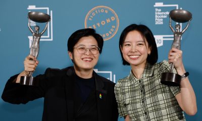 Yang Shuang-zi (izquierda), autora de Taiwan Travelogue, y la traductora Lin King posan con los trofeos del Premio Internacional Booker 2026 en la Tate Modern, en Londres, Gran Bretaña, el 19 de mayo de 2026. El Premio Internacional Booker se otorga anualmente a la mejor obra de ficción del mundo que haya sido traducida al inglés y publicada en el Reino Unido o Irlanda. (Irlanda, Reino Unido, Londres) EFE/EPA/DAVID CLIFF